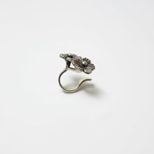 Load image into Gallery viewer, Tres Flores Ear Cuff – Three-Flower Detail in .925 Sterling Silver
